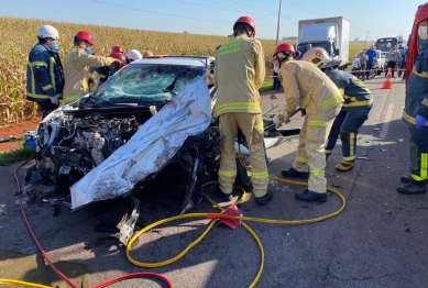 foto de Carro bate em caminhão e condutor acaba ficando gravemente ferido na PR-317