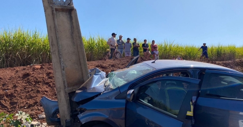 Mulher perde o controle do carro e bate violentamente contra um poste