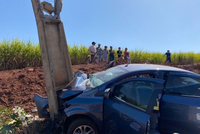 foto de Mulher perde o controle do carro e bate violentamente contra um poste