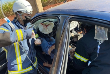 foto de Mulher perde o controle do carro e bate violentamente contra um poste