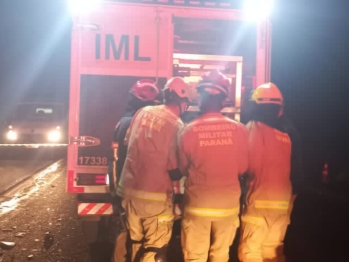 foto de Uma pessoa morre e mais de 20 ficam feridas em grave acidente envolvendo ônibus e caminhonete registrado em rodovia