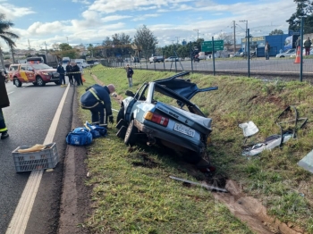 foto de Carro capota na BR-376 e condutor acaba ficando ferido