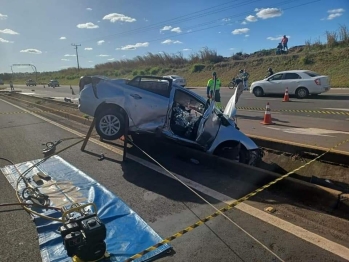 foto de Carro capota na BR-376 e homem acaba morrendo