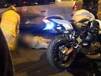 foto de Jovem acaba morrendo após colidir motocicleta violentamente contra carro