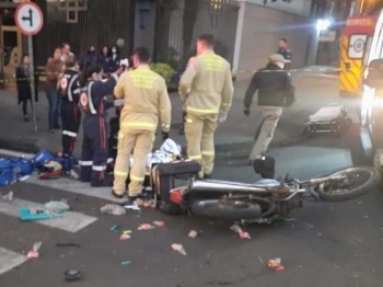 foto de Motociclista fica ferido ao bater na lateral da viatura intervencionista do Samu que estava a caminho de uma ocorrência em Maringá