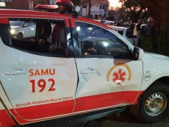 foto de Motociclista fica ferido ao bater na lateral da viatura intervencionista do Samu que estava a caminho de uma ocorrência em Maringá