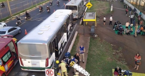 Acidente entre ônibus termina com várias pessoas feridas em Maringá