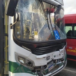 foto de Acidente entre ônibus termina com várias pessoas feridas em Maringá