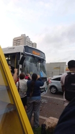 foto de Acidente entre ônibus termina com várias pessoas feridas em Maringá