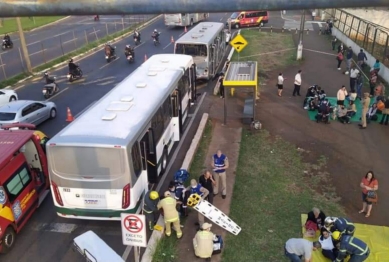 foto de Acidente entre ônibus termina com várias pessoas feridas em Maringá