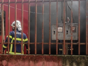 foto de Pai vai buscar filho na escola e quando volta encontra casa sendo destruída pelo fogo em Maringá