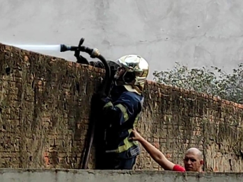 foto de Pai vai buscar filho na escola e quando volta encontra casa sendo destruída pelo fogo em Maringá