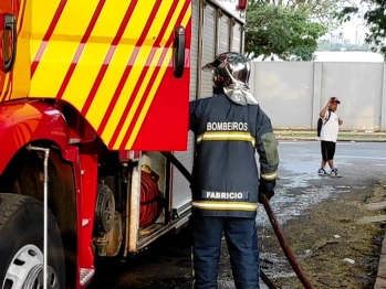 foto de Pai vai buscar filho na escola e quando volta encontra casa sendo destruída pelo fogo em Maringá