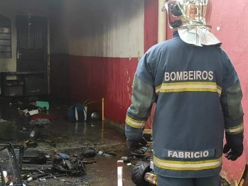 foto de Pai vai buscar filho na escola e quando volta encontra casa sendo destruída pelo fogo em Maringá