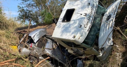 Caminhão fica em cima de carro após acidente na região