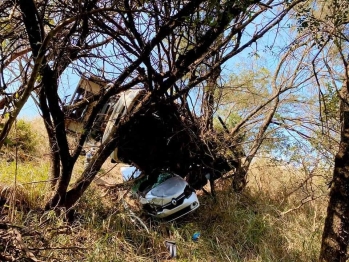 foto de Caminhão fica em cima de carro após acidente na região