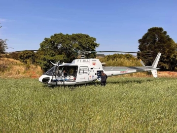 foto de Caminhão fica em cima de carro após acidente na região