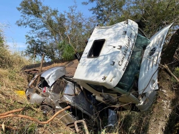 foto de Caminhão fica em cima de carro após acidente na região