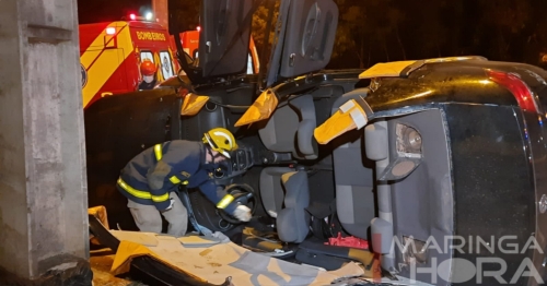 Após batida violenta carro tomba e motorista é socorrido em Maringá