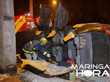 foto de Após batida violenta carro tomba e motorista é socorrido em Maringá