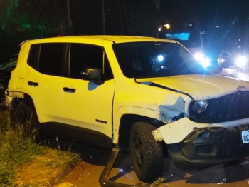 foto de Motorista bate Porsche avaliado em mais de R$ 800 mil contra veículos estacionados em Maringá