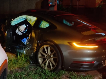 foto de Motorista bate Porsche avaliado em mais de R$ 800 mil contra veículos estacionados em Maringá