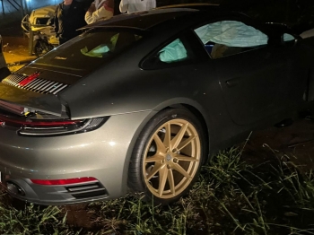 foto de Motorista bate Porsche avaliado em mais de R$ 800 mil contra veículos estacionados em Maringá