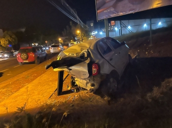 foto de Motorista bate Porsche avaliado em mais de R$ 800 mil contra veículos estacionados em Maringá