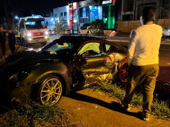 foto de Motorista bate Porsche avaliado em mais de R$ 800 mil contra veículos estacionados em Maringá