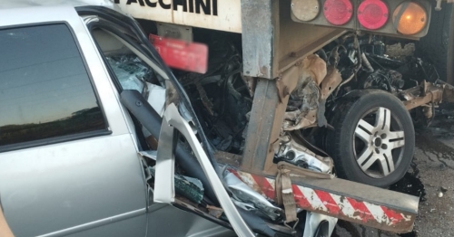 Motorista fica gravemente ferido após bater carro na traseira de carreta em Maringá