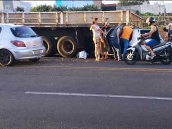 foto de Motorista fica gravemente ferido após bater carro na traseira de carreta em Maringá