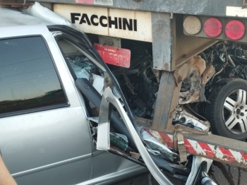 foto de Motorista fica gravemente ferido após bater carro na traseira de carreta em Maringá