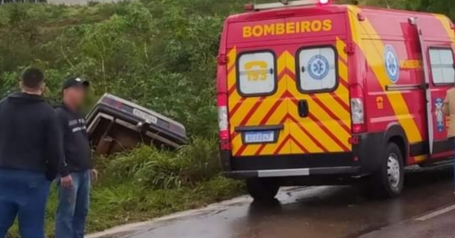 Carro sai de pista no Contorno Sul e condutor acaba ficando ferido