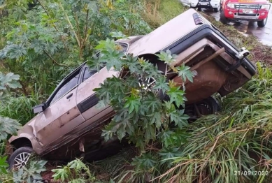 foto de Carro sai de pista no Contorno Sul e condutor acaba ficando ferido