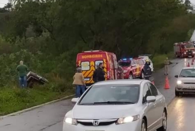 foto de Carro sai de pista no Contorno Sul e condutor acaba ficando ferido