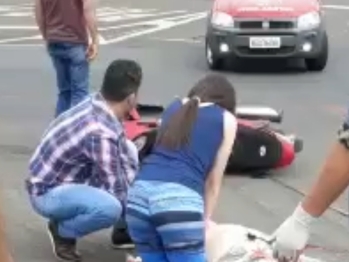 foto de Mulher bate moto na lateral de veículo e morre na BR-376