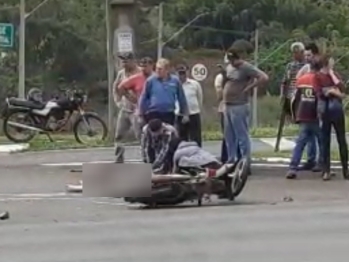 foto de Mulher bate moto na lateral de veículo e morre na BR-376