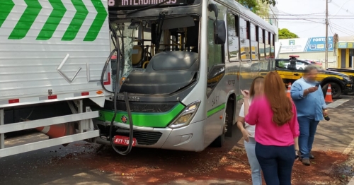 Acidente envolvendo ônibus e caminhão resultou em sete pessoas feridas em Maringá