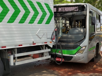 foto de Acidente envolvendo ônibus e caminhão resultou em sete pessoas feridas em Maringá