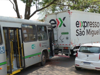 foto de Acidente envolvendo ônibus e caminhão resultou em sete pessoas feridas em Maringá