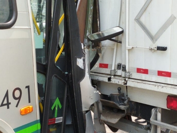 foto de Acidente envolvendo ônibus e caminhão resultou em sete pessoas feridas em Maringá