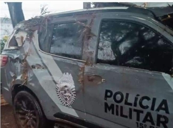 foto de Viatura da ROTAM ocupada por 4 policiais capota por diversas vezes em rodovia no norte do Paraná