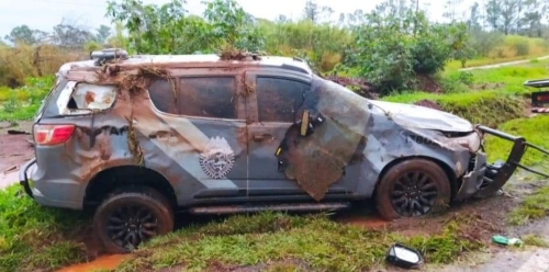 foto de Viatura da ROTAM ocupada por 4 policiais capota por diversas vezes em rodovia no norte do Paraná