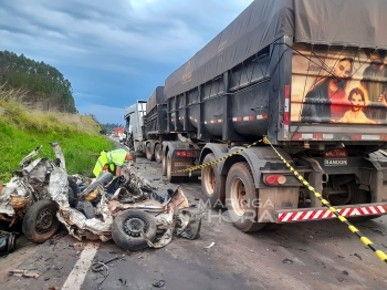 foto de Carro é esmagado em acidente na BR-376 e um jovem acaba morrendo