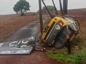 foto de Policial é socorrido após viatura capotar na BR-376