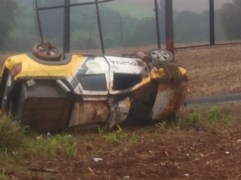 foto de Policial é socorrido após viatura capotar na BR-376