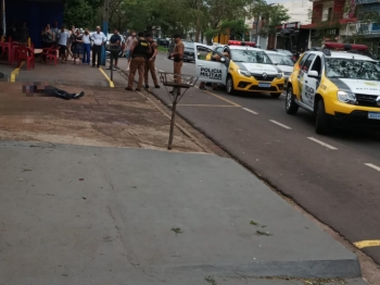 foto de Homem é morto com um único golpe de faca certeiro no peito em Maringá e autor acaba preso pela PM