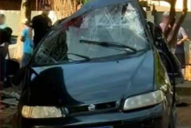 foto de Duas jovens morrem e outra fica gravemente ferida após carro capotar