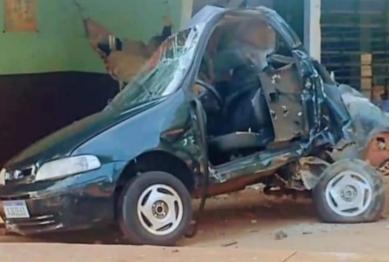 foto de Duas jovens morrem e outra fica gravemente ferida após carro capotar