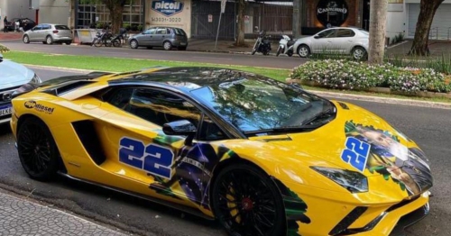 Carro de luxo personalizado com a foto de Jair Bolsonaro chama atenção em Maringá